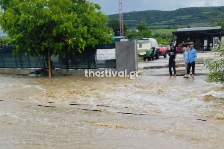 Καβάλα: Πλημμύρισε το Ορφάνι – Απεγκλωβίστηκαν πέντε άτομα