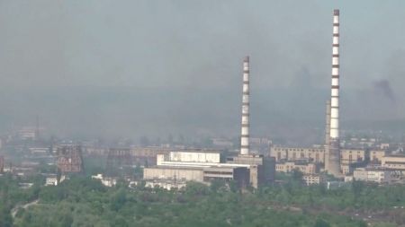 Ουκρανία: Βομβαρδισμός στο εργοστάσιο Αζότ στο Σεβεροντονέτσκ προκαλεί διαρροή πετρελαίου και φωτιά