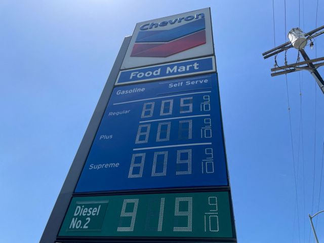 ΗΠΑ: Πάνω από 5 δολάρια το γαλόνι η μέση τιμή της βενζίνης