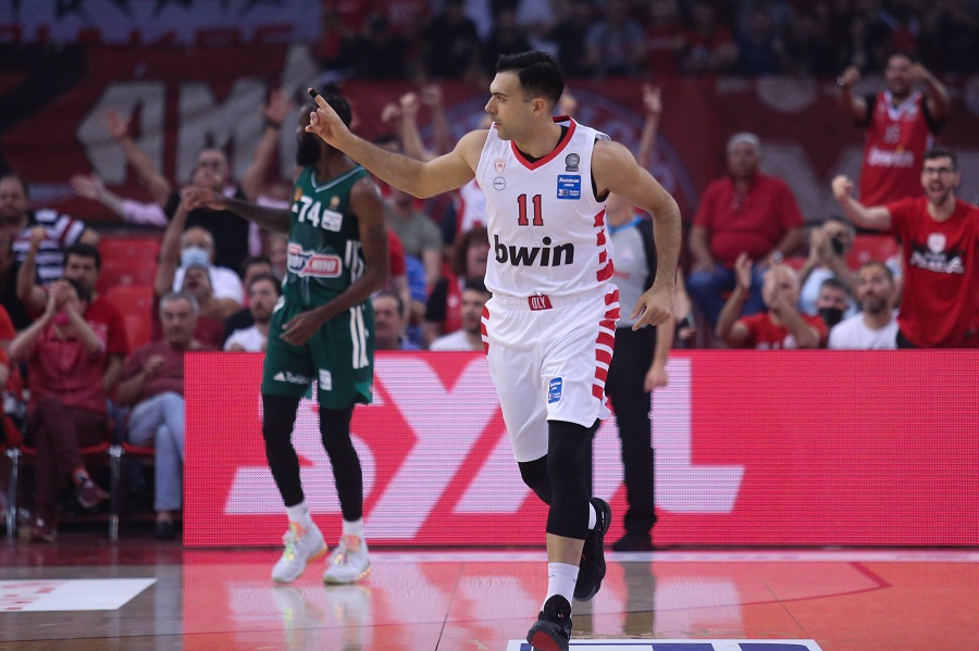 Ολυμπιακός: Η selfie του Μπαρτζώκα και το πάρτι σε εξέδρα και αποδυτήρια