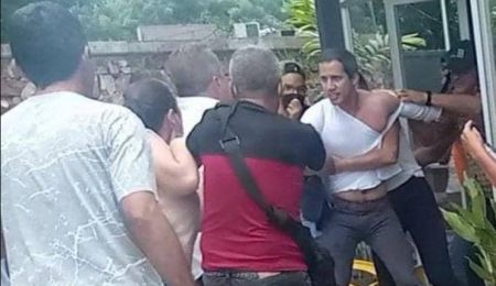 Βενεζουέλα: Προπηλάκισαν τον Χουάν Γκουαϊδό σε περιοδεία