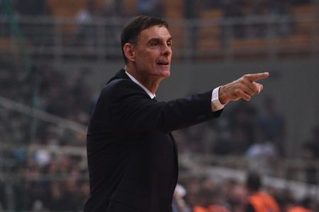 «Βροχή» αντικειμένων στον πάγκο του Ολυμπιακού