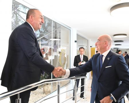 Χειραψία Δένδια – Τσαβούσογλου στο Φόρουμ των Πρεσπών