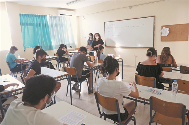 Πανελλαδικές: Πτώση στις βάσεις εισαγωγής σε 3 από τα 4 επιστημονικά πεδία