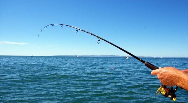 Αντιδράσεις για την απαγόρευση ψαρέματος από τις …ακτές του Λιμεναρχείου Κορίνθου