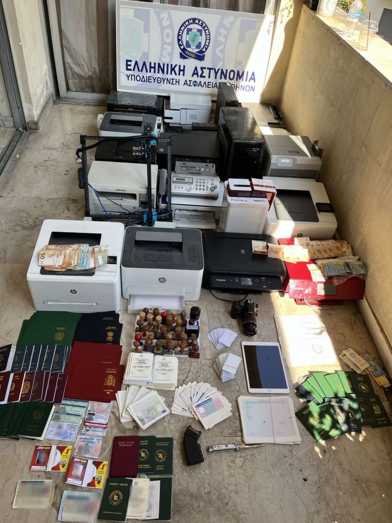 Μεγάλη αστυνομική επιχείρηση – Δεκάδες συλλήψεις και προσαγωγές για πλαστά διαβατήρια σε μετανάστες