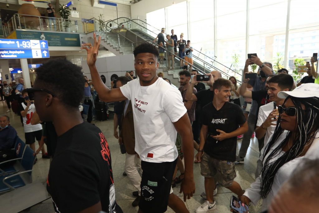 Αποθέωση για τα αδέλφια Αντετοκούνμπο στο «Ελευθέριος Βενιζέλος»