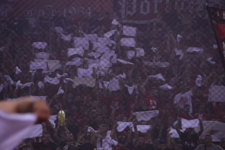 Πάρτι από τον κόσμο του Ολυμπιακού στο ΣΕΦ: Βγήκαν σκούπες και λευκές πετσέτες