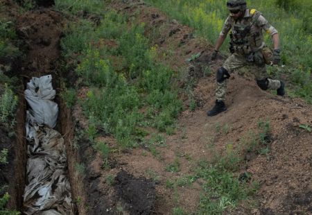 Ουκρανία: Φωτογραφία νέου ομαδικού τάφου με 300 πτώματα αμάχων, δημοσιεύουν οι NYT
