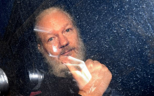 Τζούλιαν Ασάνζ: «Αν εκδοθεί θα αυτοκτονήσει – Θα παλέψουμε με κάθε μέσο» λέει η σύζυγός του