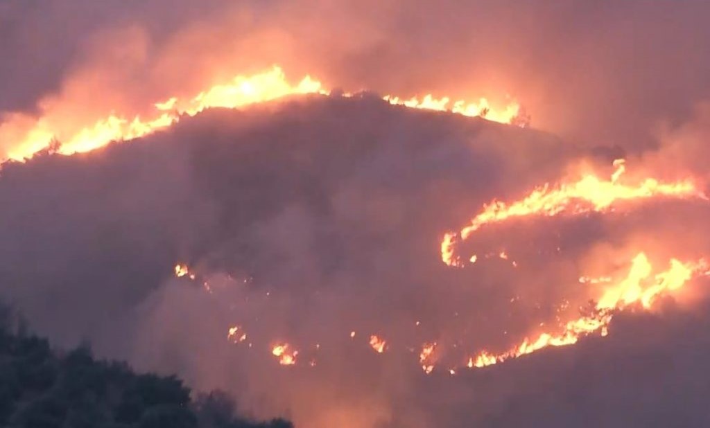 Σε εξέλιξη η μεγάλη φωτιά στην Εύβοια – Ενισχύονται οι δυνάμεις – Εχθρός ο δυνατός αέρας