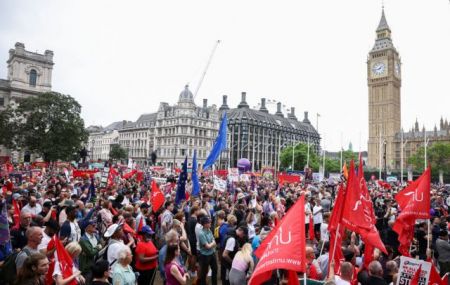 Λονδίνο: Μεγάλη διαδήλωση για την εκτίναξη του κόστους ζωής