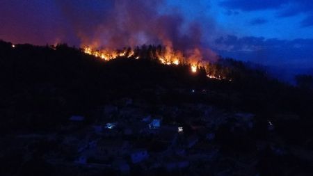 Μαίνεται η φωτιά στην Εύβοια – Δύσκολη νύχτα για πυροσβεστικές δυνάμεις και κατοίκους
