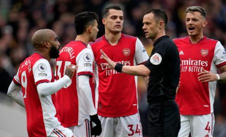 «Βόμβα» στην Αγγλία: Έρευνα για… ύποπτη κίτρινη κάρτα του Τζάκα