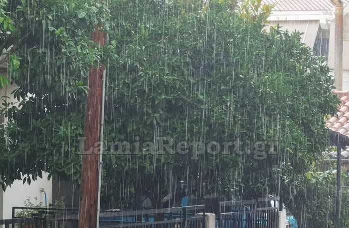 Λαμία: Προβλήματα από ξαφνική νεροποντή