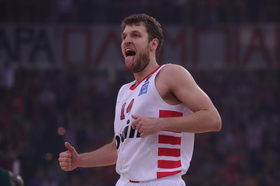 Βεζένκοφ: «Οι σκληρές στιγμές μας έκαναν την οικογένεια που είμαστε σήμερα»