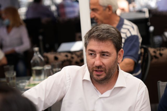 Η φωτογραφία Ανδρουλάκη με τον γιο του για την γιορτή του πατέρα