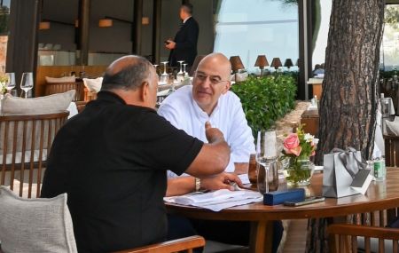 Γεύμα εργασίας Δένδια – Σούκρι – Τι συζήτησαν