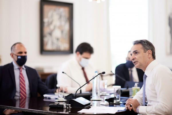 Υπουργικό συμβούλιο την Τρίτη: Στο τραπέζι το νέο fuel pass – Σενάρια για δεύτερη «επιταγή ακρίβειας»