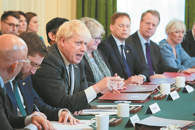 Ανοίγει νέα μέτωπα ο Τζόνσον