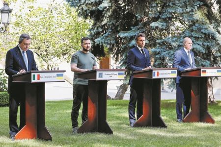 Η Ευρώπη στηρίζει, ο Πούτιν προελαύνει