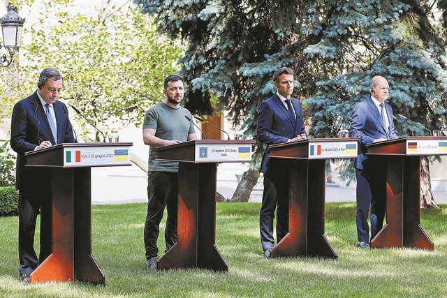 Η Ευρώπη στηρίζει, ο Πούτιν προελαύνει