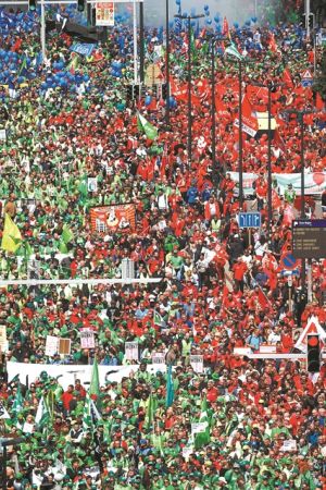 Ο κόσμος στους δρόμους λόγω της ακρίβειας