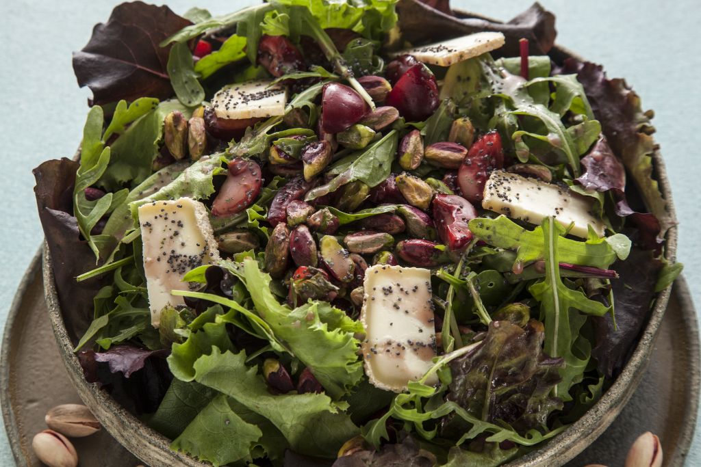 Πράσινη σαλάτα με κατσικίσιο τυρί και φιστίκια
