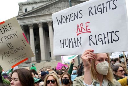 ΗΠΑ: Σχεδόν 24 εκατ. γυναίκες κινδυνεύουν χωρίς πρόσβαση σε κλινικές για άμβλωση