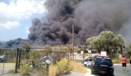 Μενίδι: Υπό μερικό έλεγγχο τέθηκε η πυρκαγιά σε εργοστάσιο
