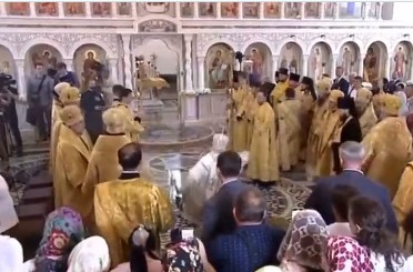 Πατριάρχης Κύριλλος: Έπεσε την ώρα της λειτουργίας – Δείτε το βίντεο | tovima.gr