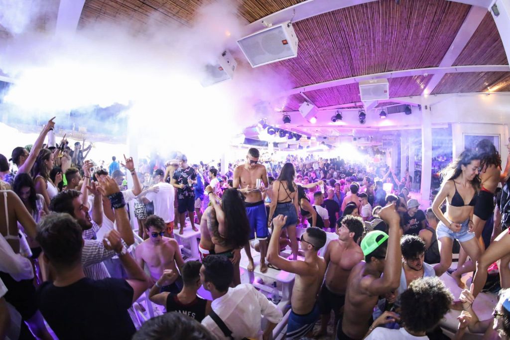 Μύκονος: Έλεγχοι της Αστυνομίας σε κέντρα διασκέδασης