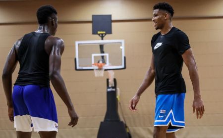 Προπονήθηκαν στο ΣΕΦ Γιάννης και Άλεξ Αντετοκούνμπο