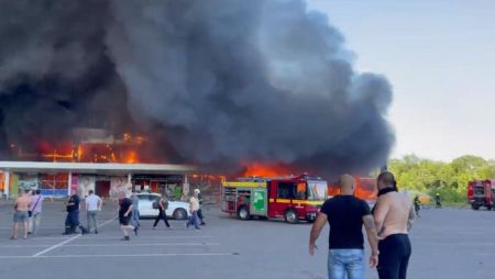 Πόλεμος στην Ουκρανία: Ρωσική πυραυλική επίθεση σε εμπορικό κέντρο  – Φόβοι για νεκρούς