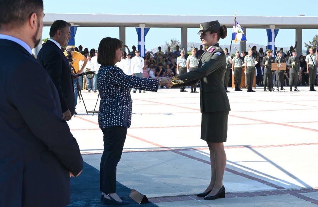 Οι 30 Ελληνίδες ανθυπολοχαγοί πήραν τα ξίφη τους