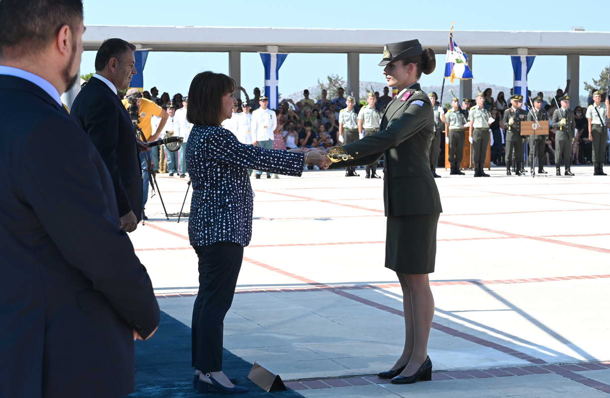 Οι 30 Ελληνίδες ανθυπολοχαγοί πήραν τα ξίφη τους