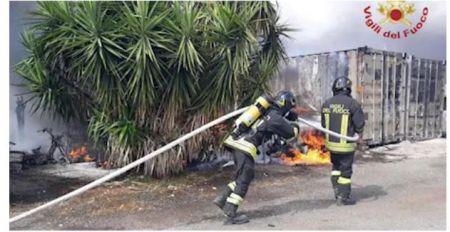 Μεγάλη πυρκαγιά σε κάμπινγκ έξω από τη Ρώμη – Εξερράγησαν 50 φιάλες υγραερίου