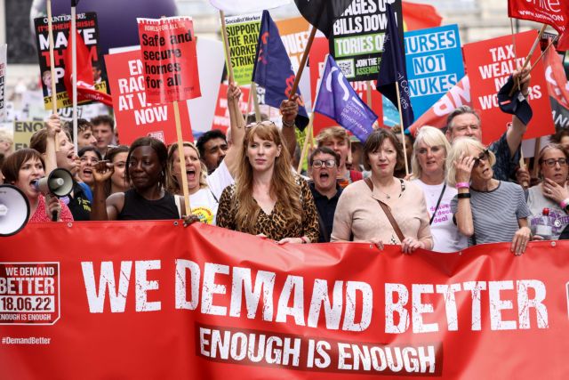 Βρετανία: Το “καλοκαίρι της οργής” συνεχίζεται – Απεργιακές κινητοποιήσεις ετοιμάζουν και τα εθνικά ταχυδρομεία