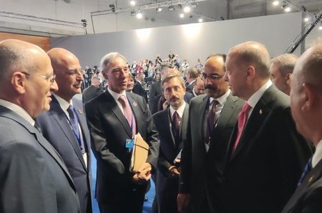 Σύνοδος ΝΑΤΟ: Σύντομο τετ α τετ Δένδια – Ερντογάν