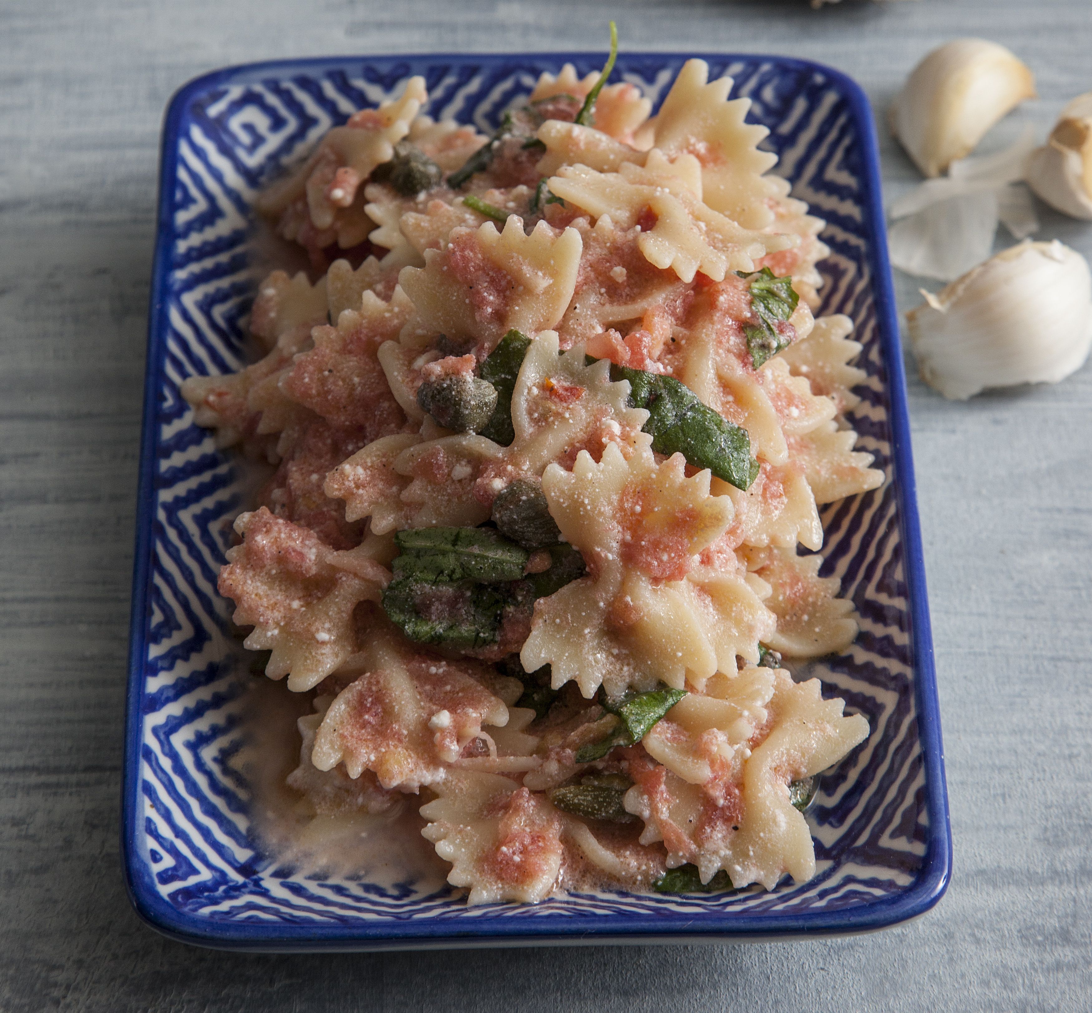 Φιογκάκια με φρέσκια ντομάτα