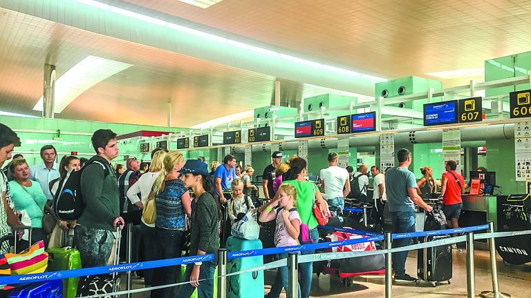 Ελληνικός τουρισμός: «Ομηρος» του χάους στα διεθνή αεροδρόμια | tovima.gr