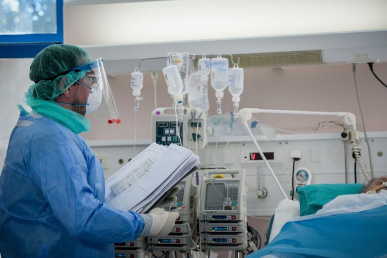 Κορωνοϊός: Πιέζονται ξανά τα νοσοκομεία εξαιτίας της Όμικρον – 50% αύξηση στις εισαγωγές σε μία εβδομάδα | tovima.gr