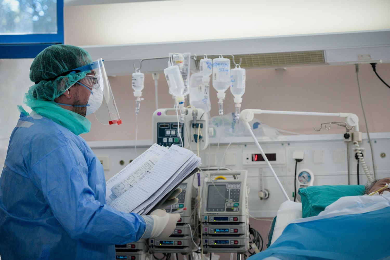 Κορωνοϊός: Πιέζονται ξανά τα νοσοκομεία εξαιτίας της Όμικρον – 50% αύξηση στις εισαγωγές σε μία εβδομάδα