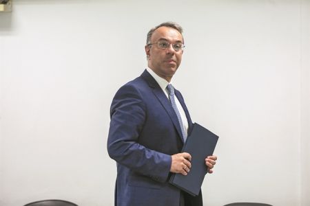 Δύσκολοι καιροί για υπουργούς Οικονομικών