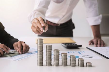 Yπεραπόδοση της οικονομίας αλλά και κλιμάκωση των προκλήσεων