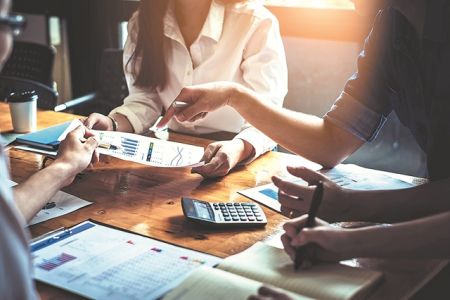 Ανοίγει ο δρόμος για μερίσματα και μπόνους από τις τράπεζες