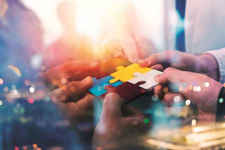 Ελλάδα 2.0: Στηρίζει τις ΜμΕ με κίνητρα για συνενώσεις