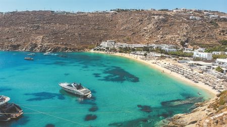 Με εσπαντρίγιες Saint Laurent «περπατάμε» στο yacht