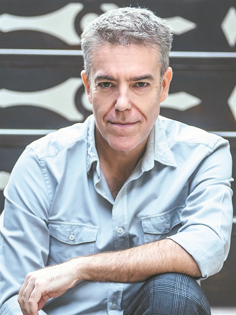 «Στον Μποστ το αστείο έρχεται βραδυφλεγώς»