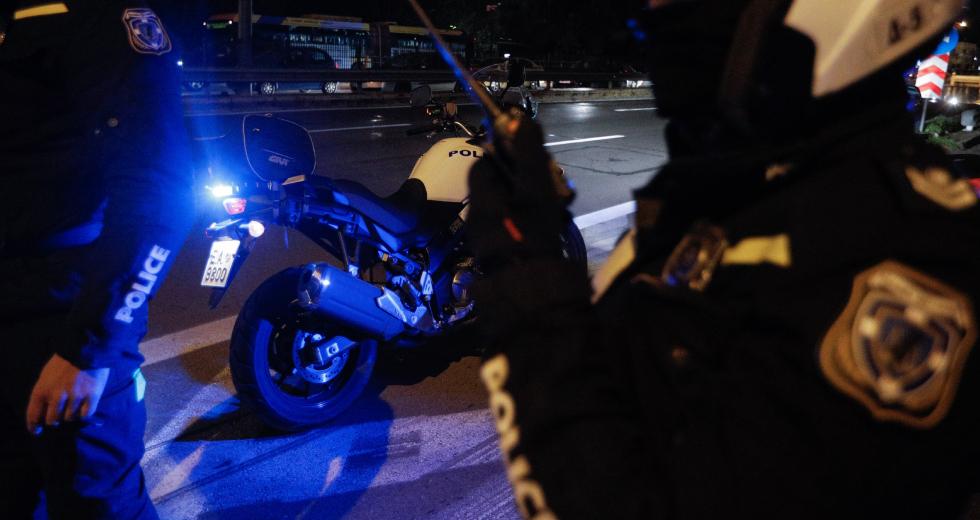 Ένοπλη ληστεία στους Αγίους Αναργύρους: Τρεις τραυματίες, οι δύο αστυνομικοί